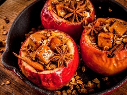 Пълнени ябълки с гранола, стафиди и карамелени бонбони - снимка на рецептата